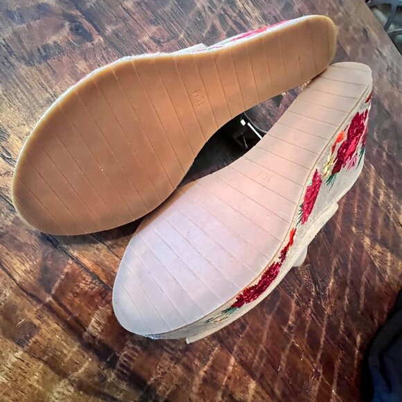 Kenneth Cole Beige Suede Wedge Sandals With Red Floral Embroidery Size 10 - Picture 11 of 14